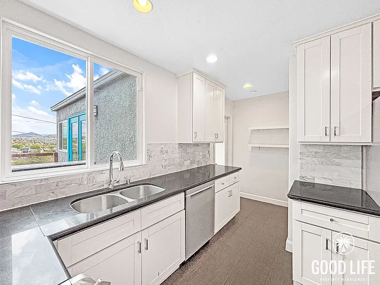 4241 E Overlook Dr — Photo 11