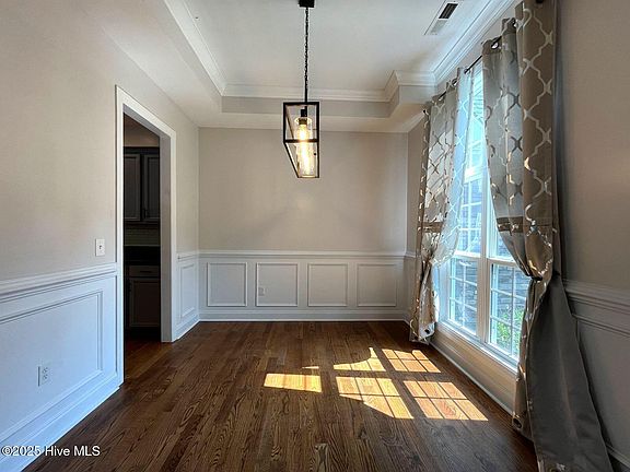 5th image of 145 Wayland St