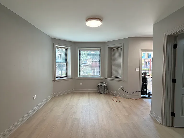 3530 W Dickens Ave #G — Photo 3