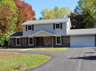 11222 N Country View Dr, Mequon, WI 53092