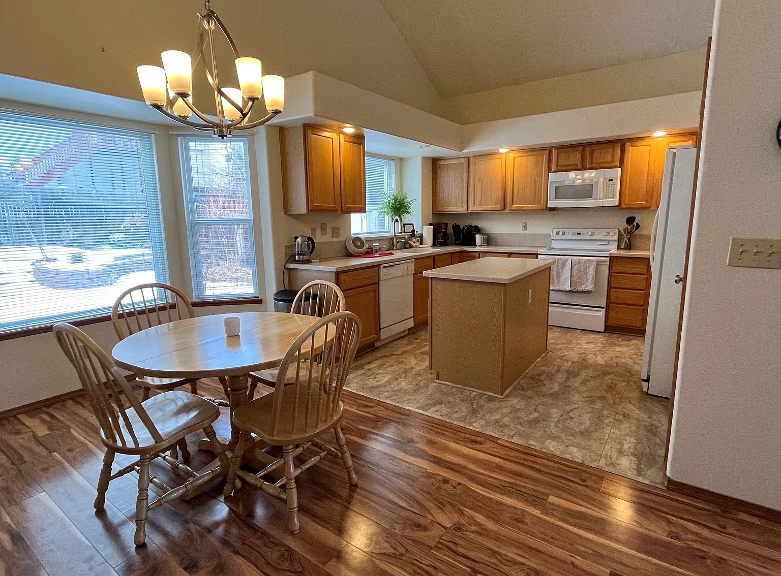 4 bed, 3.5 bath, 2591 sqft, $2,650 — Photo 3