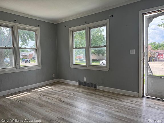 3rd image of 25858 Leach St