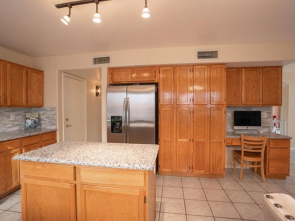 5th image of 4631 W Oakland St