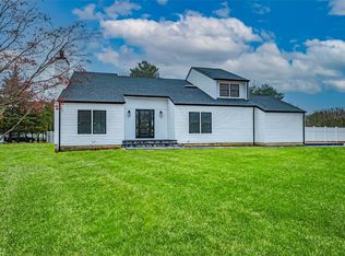 8 Arrowood Dr, Saint James, NY 11780