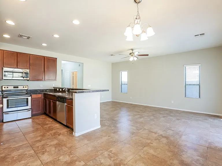 7907 S 50th Ln — Photo 7