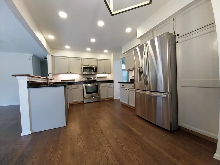 9786 Buckingham Ct — Photo 8