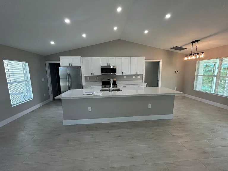 2524 NE 1st Pl — Photo 2