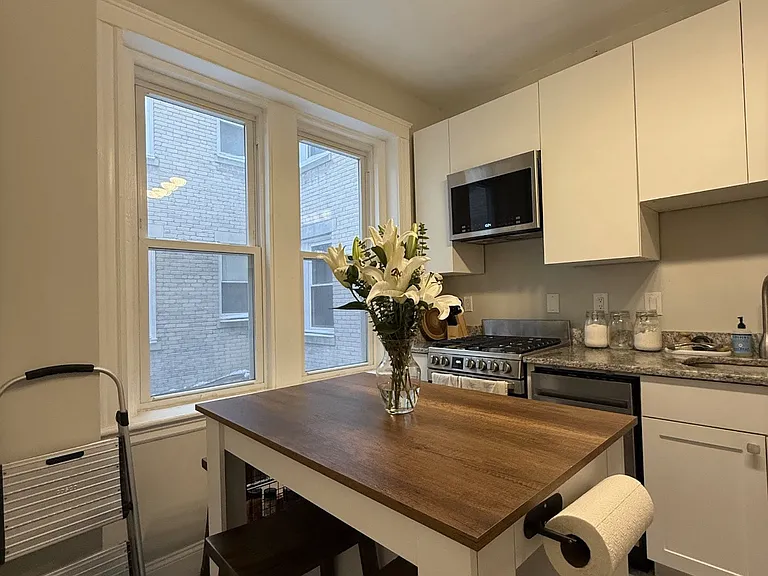 323 Summit Ave #3 — Photo 2