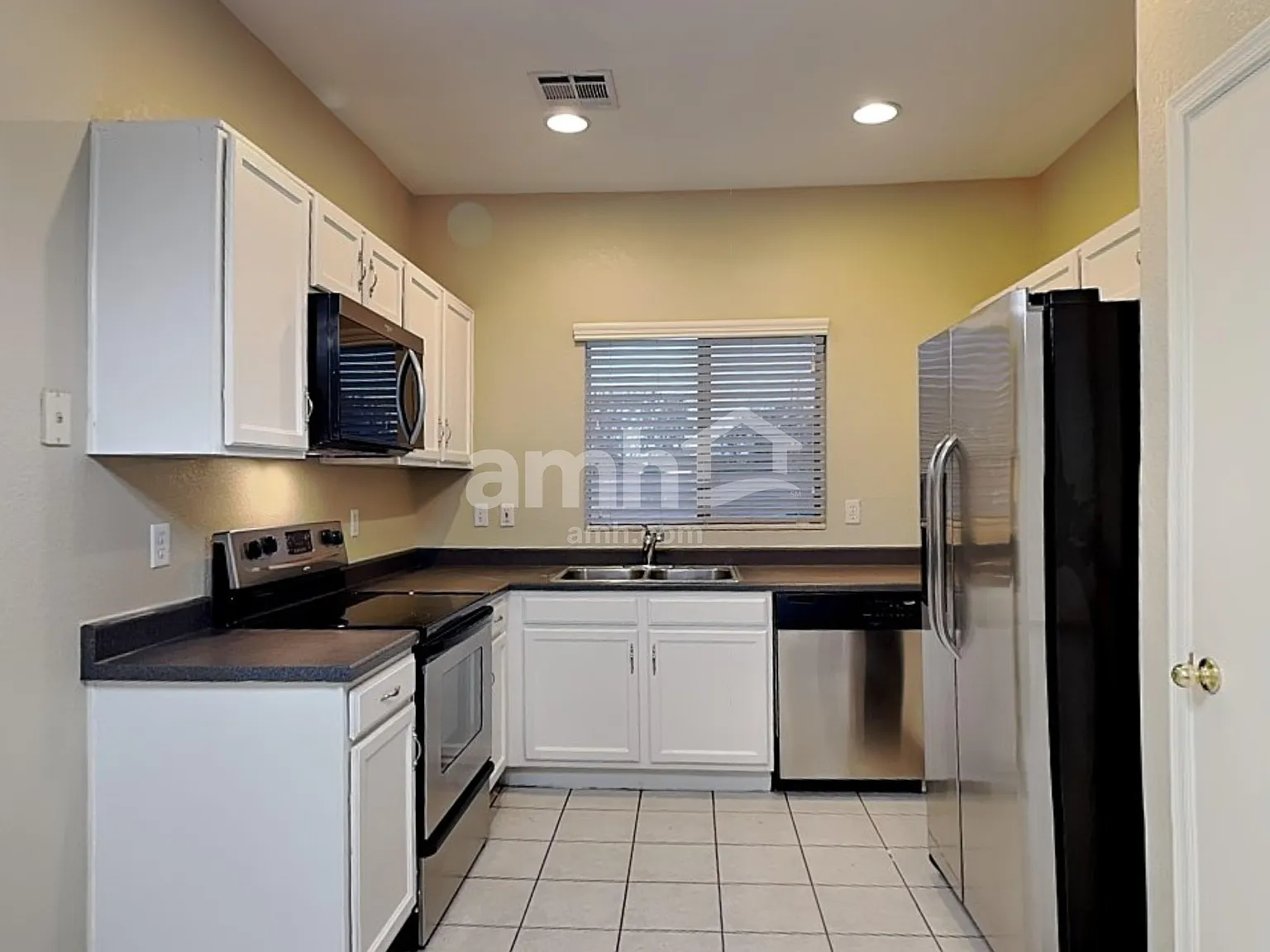 3 bed, 2.5 bath, 1661 sqft, $2,235 — Photo 3