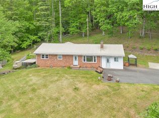 977 Buck Mountain Cir, West Jefferson, NC 28694