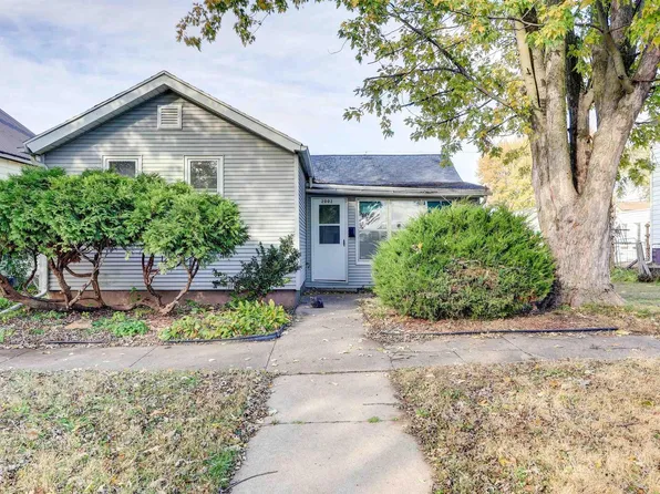 2002 Garfield St, Clinton, IA 52732