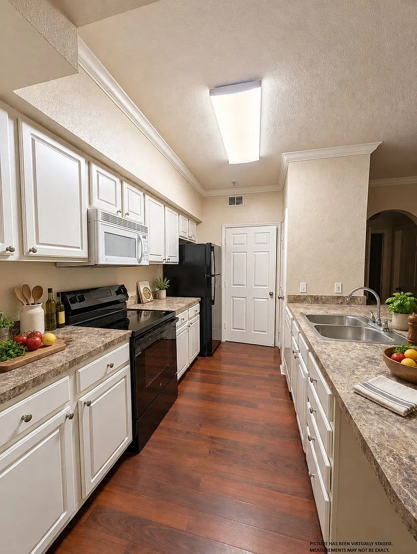 2x2 1042 square feet with balcony — Photo 3