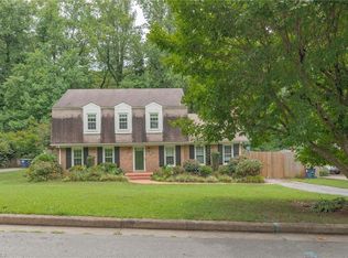 1051 Foxhall Dr, Winston Salem, NC 27106