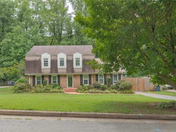 1051 Foxhall Dr, Winston Salem, NC 27106