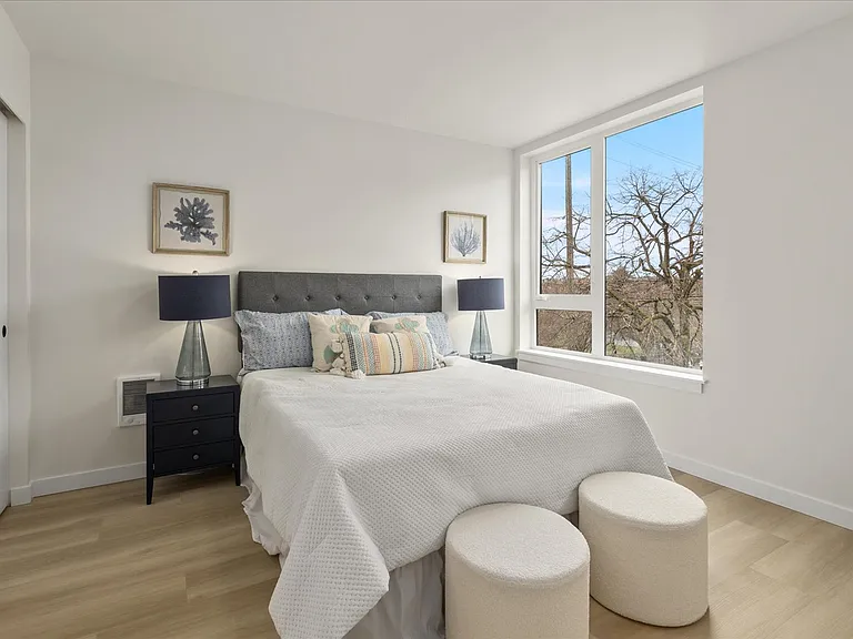 255 E Louisa St — Photo 28