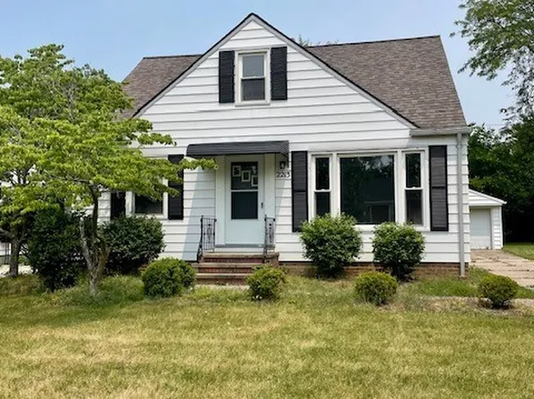 2213 E 290th St, Wickliffe, OH 44092
