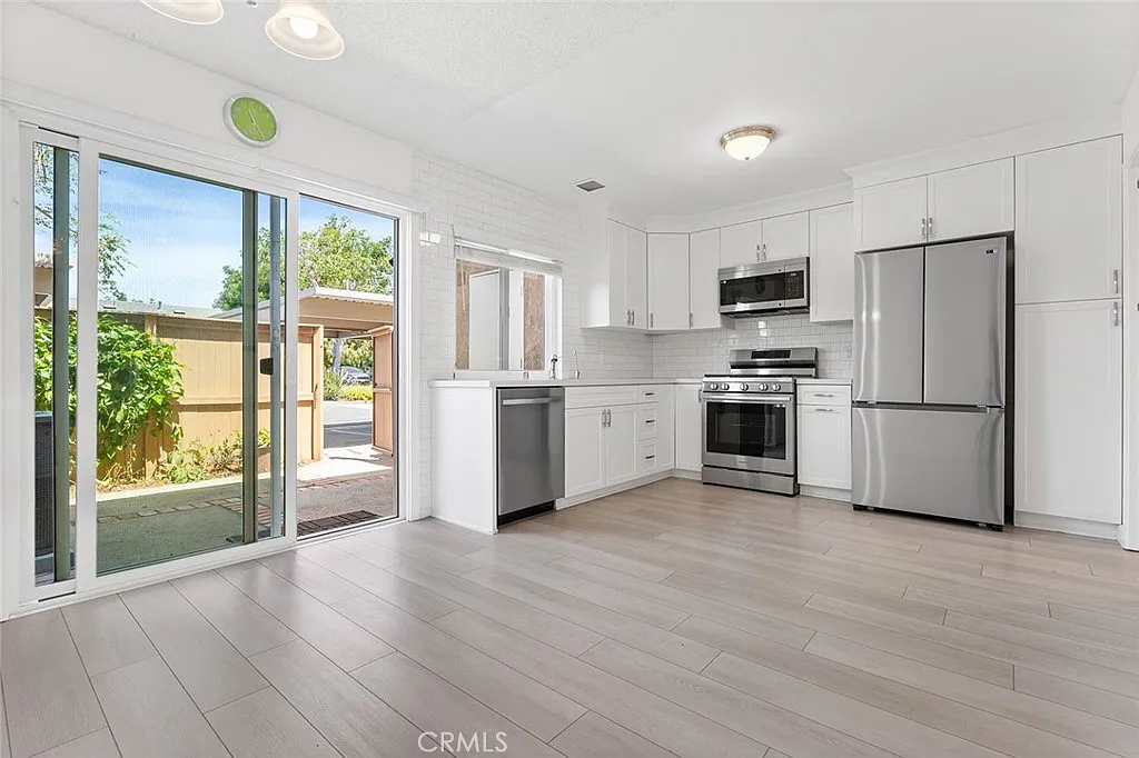 2 bed, 1.5 bath, 1037 sqft, $3,895 — Photo 4