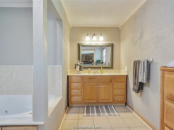 4th image of 3907 Tanglewood Dr