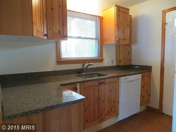 KITCHEN HAS GRANITE COUNTER TOP