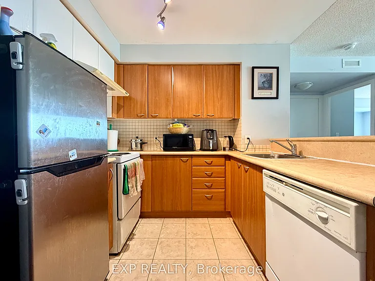 38 Lee Centre Dr #2101 — Photo 8