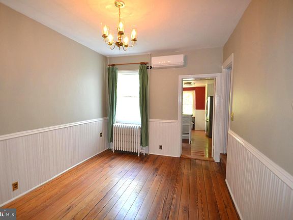 5th image of 415 Queen St