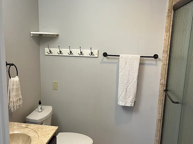 121 Spring Dr — Photo 23
