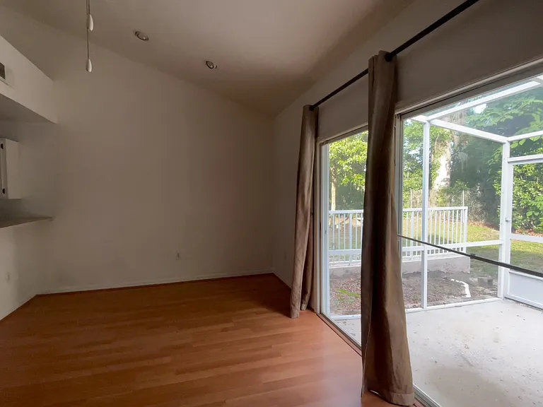 4700 SW Archer Rd #D-30 — Photo 14