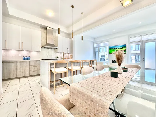 300 King Rd, Richmond Hill, ON L4E 2X5