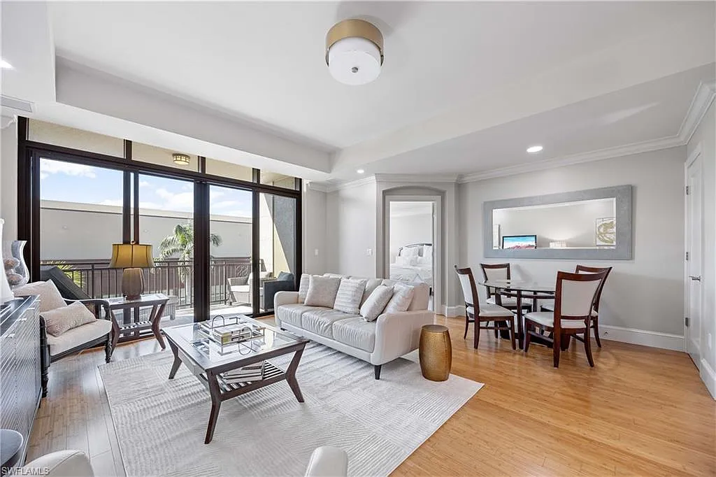 1 bed, 1.5 bath, 985 sqft, $9,000 — Photo 4