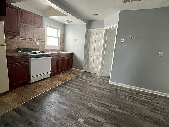 3rd image of 109 S 11th St #3