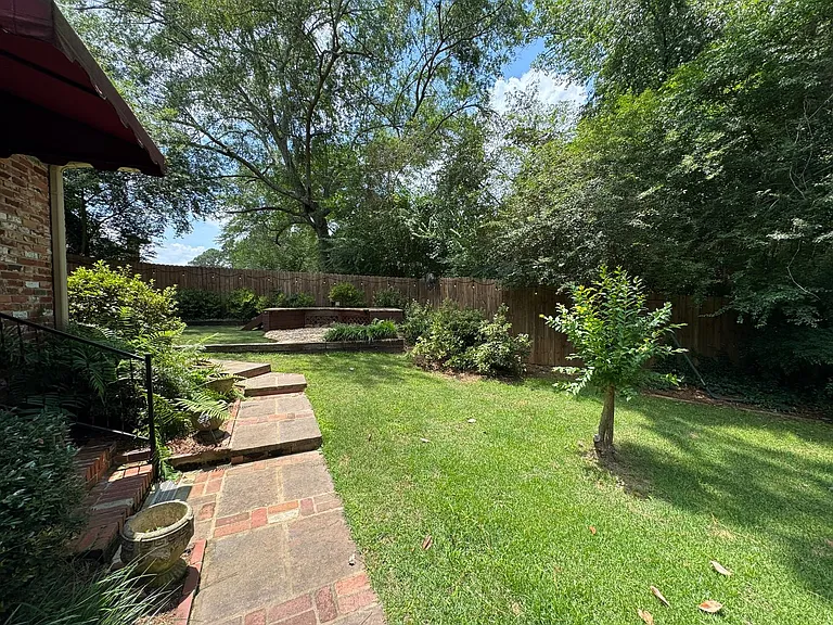 605 Country Club Dr — Photo 2