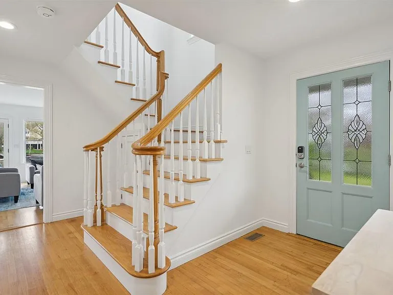 8 Hyler Dr — Photo 3