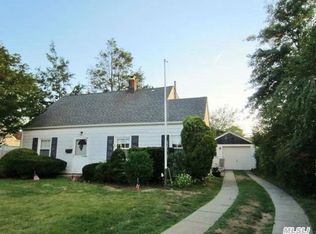 178 Saddle Ln, Levittown, NY