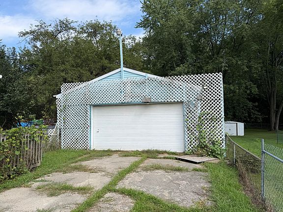 5th image of 122 W Fairfield Ave