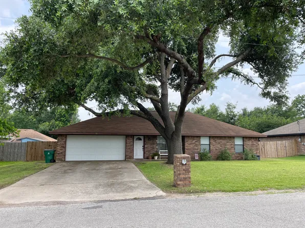 605 E 13th St, Cameron, TX 76520