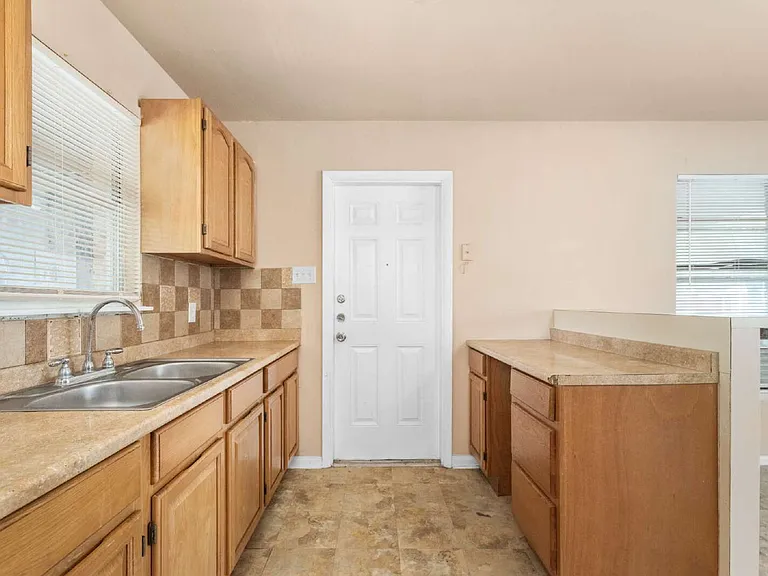 218 E Villaret Blvd — Photo 9