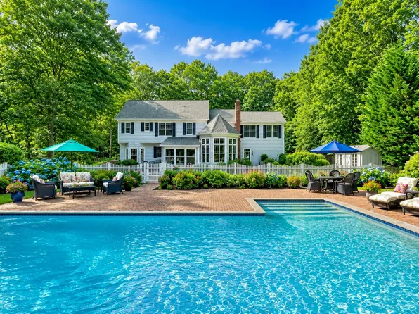 https://photos.zillowstatic.com/fp/7a946b328372d22591d015ac0315c222-p_e.webp