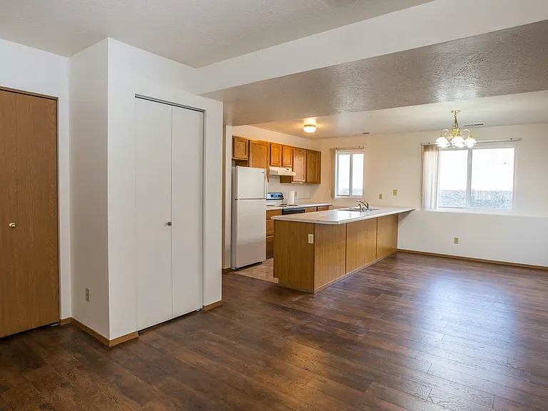 105 Pullman Ct — Photo 2