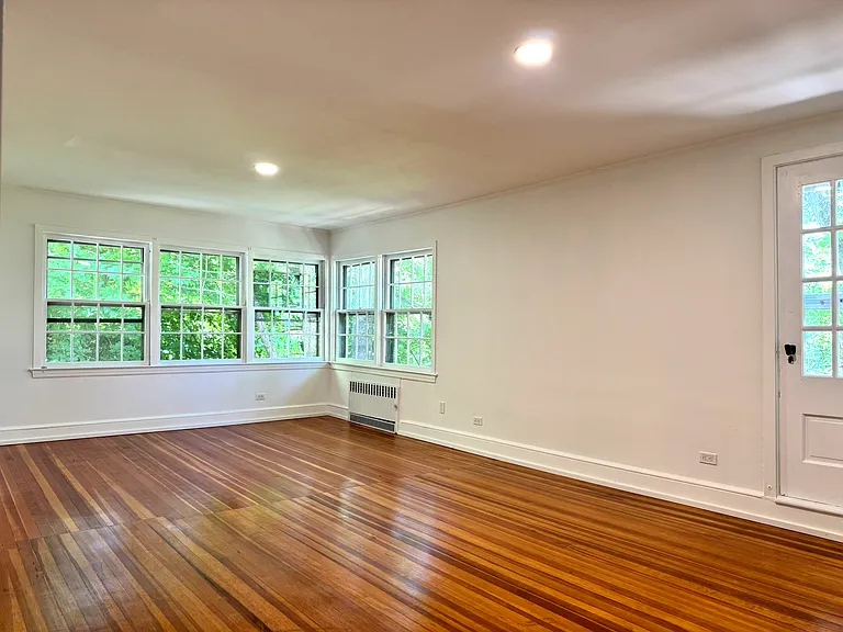 560 Taxter Rd — Photo 18