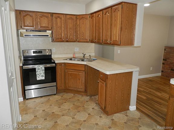4th image of 9374 Patton St