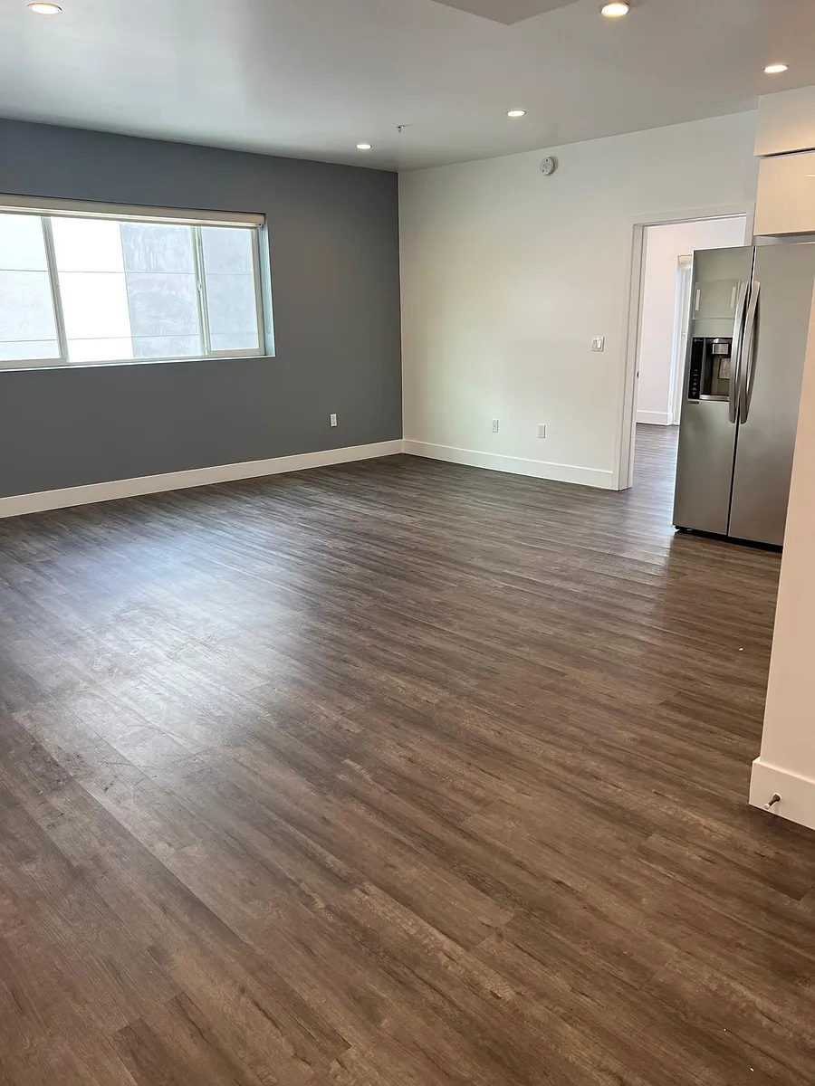 Building Photo - 4231 McLaughlin Ave #401