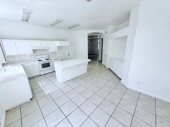 5680 W Morris Ave, Fresno, CA 93722