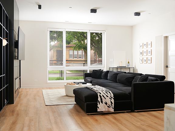 4th image of 4153 W Melrose Ave #1