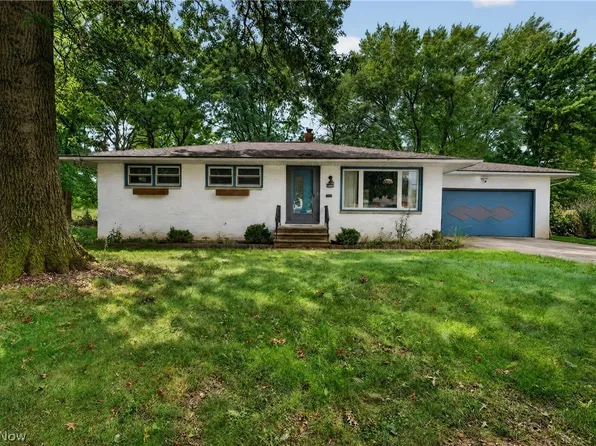 8252 Briarwood Dr, Broadview Heights, OH 44147