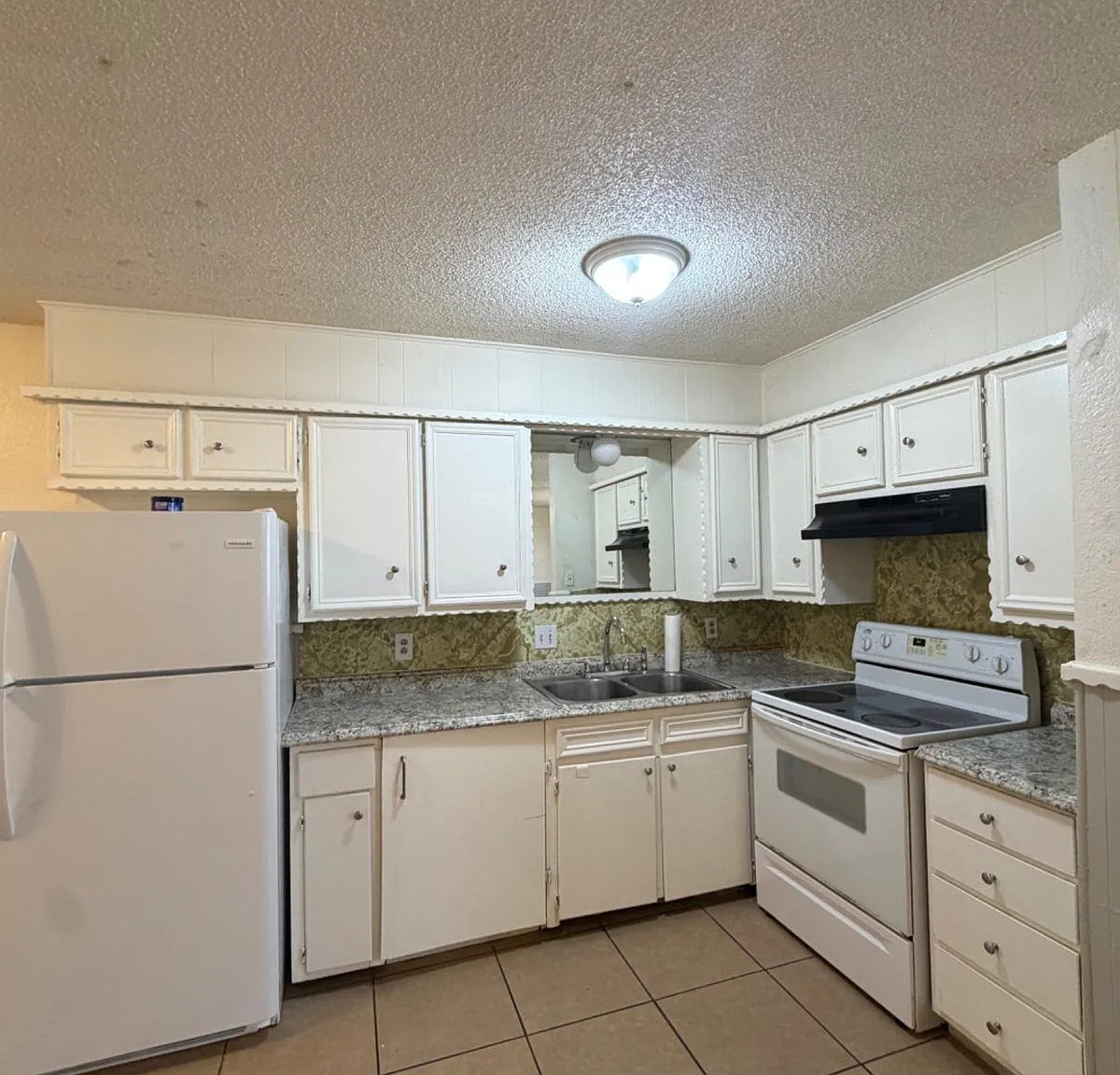 3 bed, 1.5 bath, 1082 sqft, $825 — Photo 2