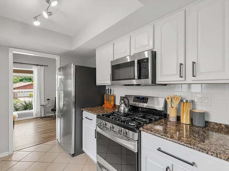 208 Skyloop Dr — Photo 12