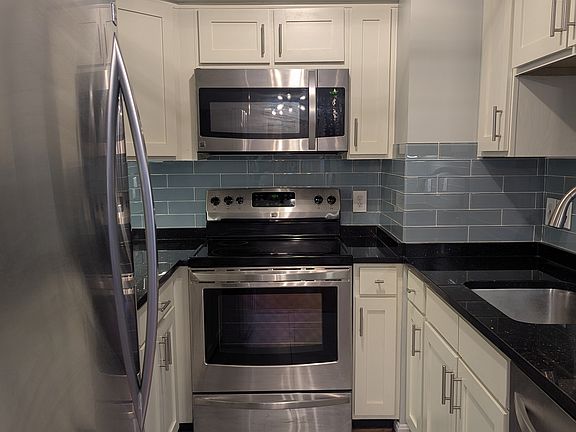5th image of 1301 N Courthouse Rd APT 805