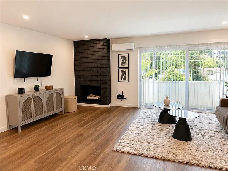 2449 N Beachwood Dr #10 — Photo 11