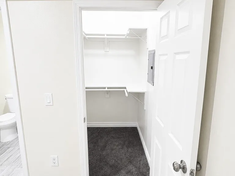 WALK IN CLOSET
