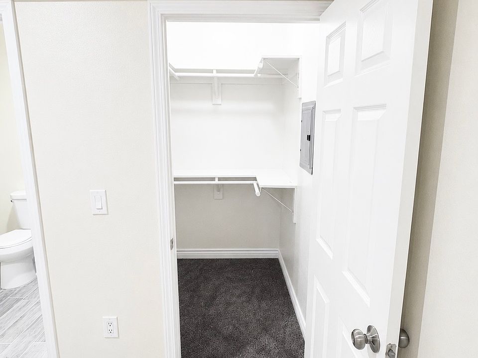 WALK IN CLOSET